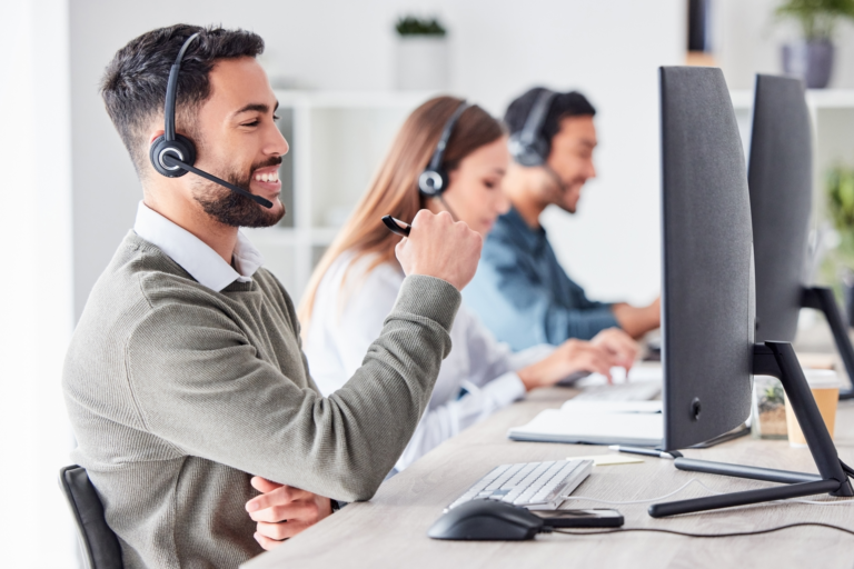 Kundensupport-Team mit Headsets bei der technischen Unterstützung für WinMod-Anwender.